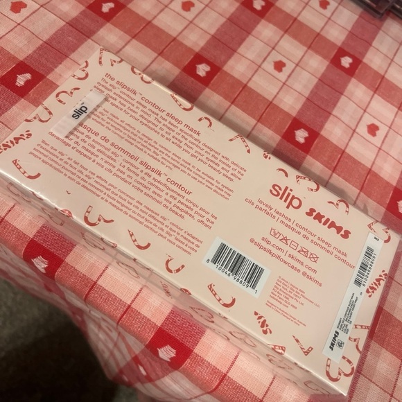 SKIMS X Slip Marbled Heart Silk Sleep Mask - Picture 4 of 5